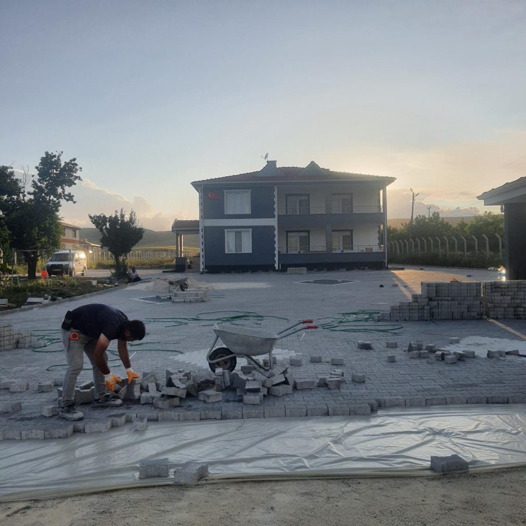 İncek kilit Taşı FiyatıKilitli Parke Taşı üreticinin bulunduğu konuma ve teslimatın yapılacağı yere göre değişmektedir. Ortalama Kilitli Yol Parke Taşı Fiyatı 1 Palet 5,5 metrekare 3500 TL + Nakliyedir. 100 m2 Kilitli Taş Fiyatı 15.000 – 17.000 TL arasıdır.