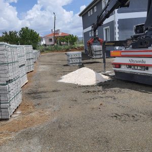 Elmadağ Kilit Taşı FiyatıKilitli Parke Taşı üreticinin bulunduğu konuma ve teslimatın yapılacağı yere göre değişmektedir. Ortalama Kilitli Yol Parke Taşı Fiyatı 1 Palet 5,5 metrekare 3500 TL + Nakliyedir. 100 m2 Kilitli Taş Fiyatı 15.000 – 17.000 TL arasıdır.