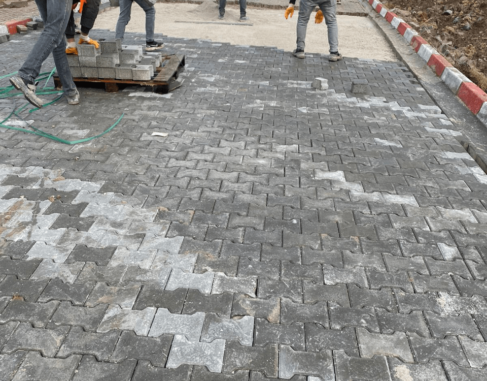 Polatlı Kilit Taşı Fiyatları Kilitli Parke Taşı üreticinin bulunduğu konuma ve teslimatın yapılacağı yere göre değişmektedir. Ortalama Kilitli Yol Parke Taşı Fiyatı 1 Palet 5,5 metrekare 3500 TL + Nakliyedir. 100 m2 Kilitli Taş Fiyatı 35.000 – 40.000 TL arasıdır.