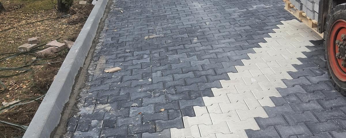 Çankaya Kilit Taşı Fiyatları – Güncel m2 ve Palet Fiyatları Örnek: 100 m2 bahçe uygulaması (6 cm gri model) Malzeme: 100 × 230 TL = 23.000 TL İşçilik: 100 × 150 TL = 12.000 TL Nakliye + kum + altyapı: 20.000 TL Toplam Ortalama Maliyet: 55.000 TL 6 cm araç yolu uygulamasında bu rakam 50.000 – 60.000 TL seviyesine çıkabilir.