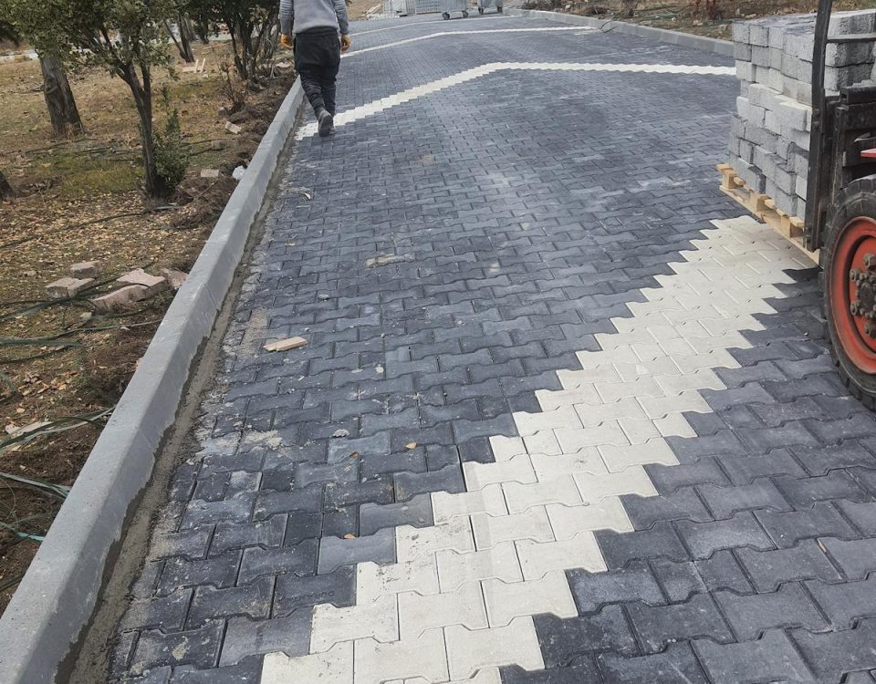 Çankaya Kilit Taşı Fiyatları – Güncel m2 ve Palet Fiyatları Örnek: 100 m2 bahçe uygulaması (6 cm gri model) Malzeme: 100 × 230 TL = 23.000 TL İşçilik: 100 × 150 TL = 12.000 TL Nakliye + kum + altyapı: 20.000 TL Toplam Ortalama Maliyet: 55.000 TL 6 cm araç yolu uygulamasında bu rakam 50.000 – 60.000 TL seviyesine çıkabilir.