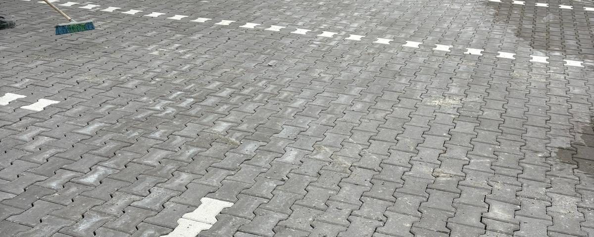 Kazan Kilit Taşı Fiyatları Kilitli Parke Taşı üreticinin bulunduğu konuma ve teslimatın yapılacağı yere göre değişmektedir. Ortalama Kilitli Yol Parke Taşı Fiyatı 1 Palet 5,5 metrekare 3500 TL + Nakliyedir. 100 m2 Kilitli Taş Fiyatı 35.000 – 40.000 TL arasıdır.