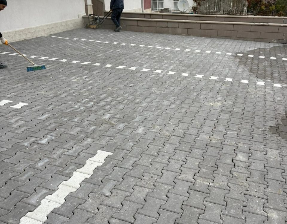 Kazan Kilit Taşı Fiyatları Kilitli Parke Taşı üreticinin bulunduğu konuma ve teslimatın yapılacağı yere göre değişmektedir. Ortalama Kilitli Yol Parke Taşı Fiyatı 1 Palet 5,5 metrekare 3500 TL + Nakliyedir. 100 m2 Kilitli Taş Fiyatı 35.000 – 40.000 TL arasıdır.