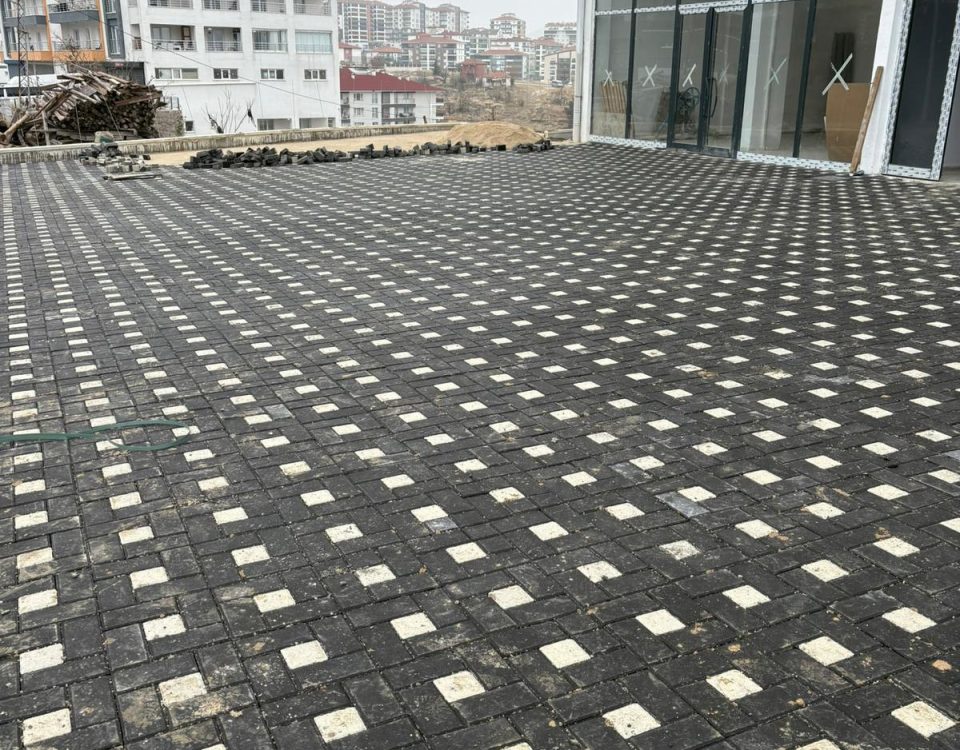 Akyurt Kilit Taşı Fiyatları Akyurt 'da kilit taşı fiyatları ortalama olarak 200 TL/m2 ile 220 TL/m2 arasında değişmektedir. Fiyatlar, taşın rengi, modeli ve kalitesine göre değişiklik gösterebilir.