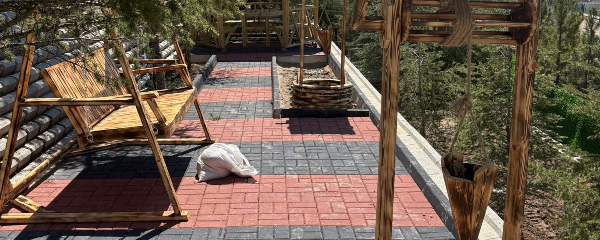 Çubuk Kilit Taşı Fiyatları Kilit Taşı metre kare fiyatları şu şekildedir ; Ortalama 1 m2 kilit taşı m2 fiyatı 220 tl ‘ dir. 1 palette 15.4 m2 ürün bulunmaktadır buda 3.400 tl tutmaktadır. Kilit taşı ürün bu fiyatta dır eğer ki kumlama yüzeyli parke taşı istenirse m2 fiyatı 260 TL ‘ dir.