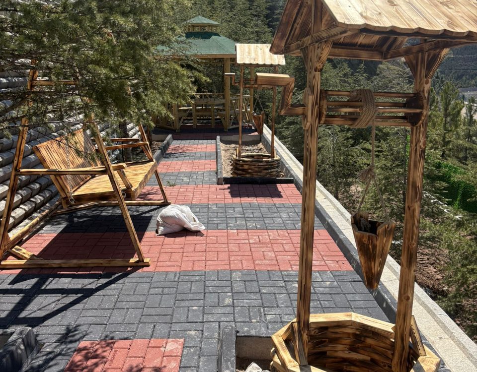 Çubuk Kilit Taşı Fiyatları Kilit Taşı metre kare fiyatları şu şekildedir ; Ortalama 1 m2 kilit taşı m2 fiyatı 220 tl ‘ dir. 1 palette 15.4 m2 ürün bulunmaktadır buda 3.400 tl tutmaktadır. Kilit taşı ürün bu fiyatta dır eğer ki kumlama yüzeyli parke taşı istenirse m2 fiyatı 260 TL ‘ dir.