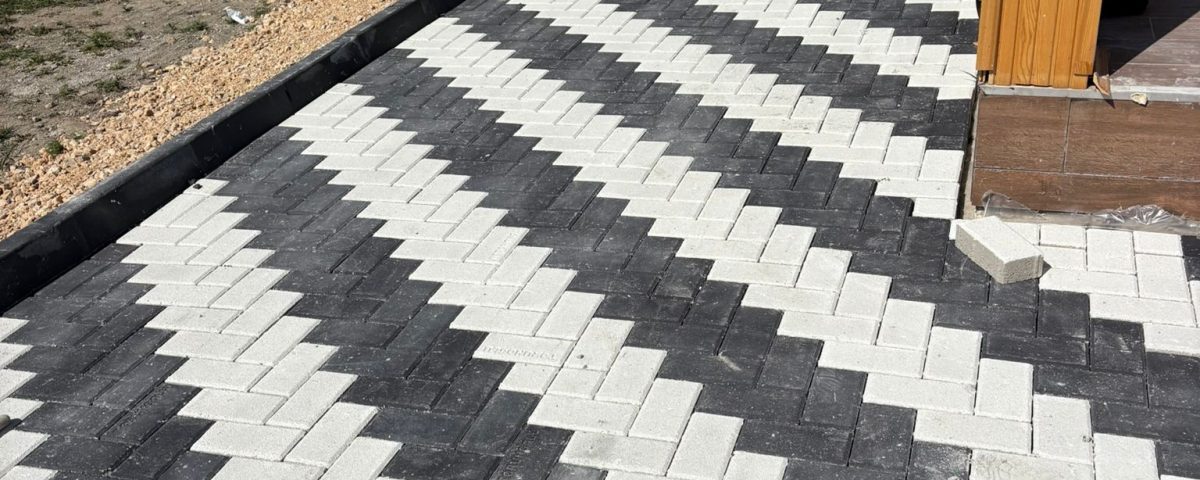 Evren Kilit Taşı Fiyatları Evren'de kilit taşı fiyatları ortalama olarak 200 TL/m2 ile 220 TL/m2 arasında değişmektedir. Fiyatlar, taşın rengi, modeli ve kalitesine göre değişiklik gösterebilir.
