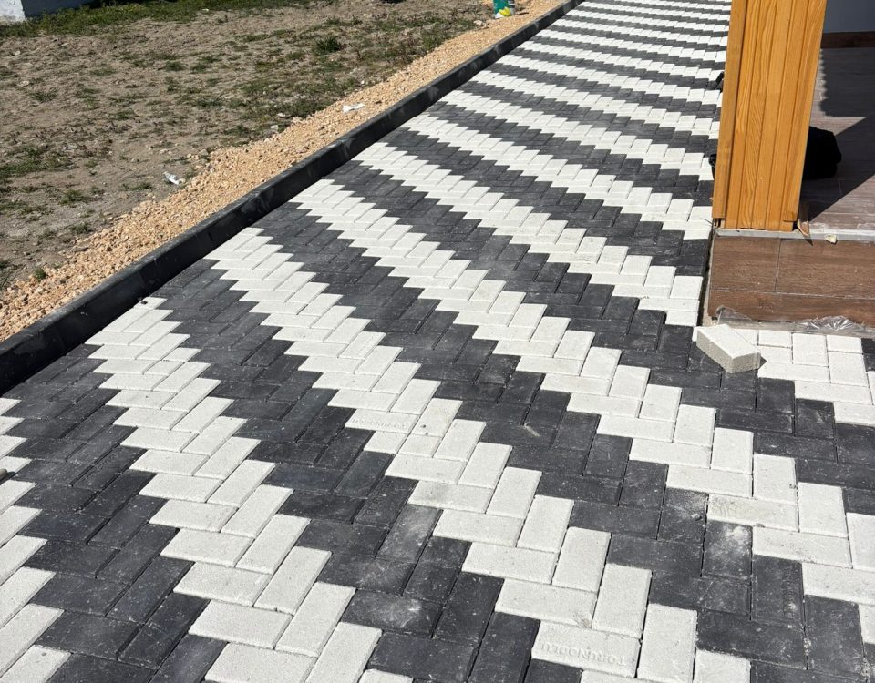 Evren Kilit Taşı Fiyatları Evren'de kilit taşı fiyatları ortalama olarak 200 TL/m2 ile 220 TL/m2 arasında değişmektedir. Fiyatlar, taşın rengi, modeli ve kalitesine göre değişiklik gösterebilir.